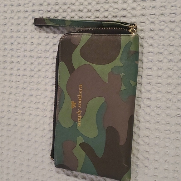 SIMPLY Southern Camouflage Wristlet - Picture 1 of 6